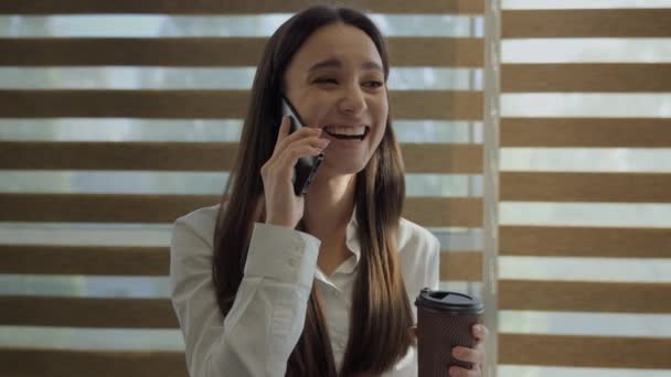 Happy Mosolygós Nevetés Vicces Beszél Távoli Barátságos Okostelefon Beszélgetés Kaukázusi — Stock videók