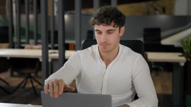 コーカサス人のビジネスマンはラップトップの閉鎖したコンピュータが付いている終了するビジネス ビデオ通話 疲れた男の雇用者起業家マネージャーのコンサルタントはオフィスの問題の失敗会議の頭痛のストレスを感じます — ストック動画