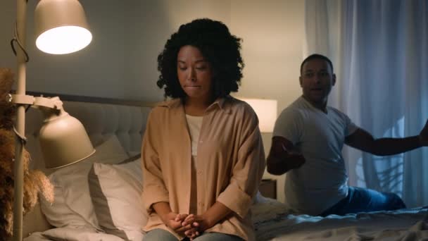 아프리카계 미국인 여성은 절망적 남편을 느낀다 남자가 아내와 침대에서 이야기 — 비디오
