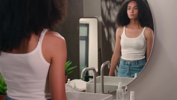 美籍黑人美女来到浴室 看着镜子反射检查皮肤护理问题粉刺皱纹皮肤病与护肤粉刺的困扰 — 图库视频影像