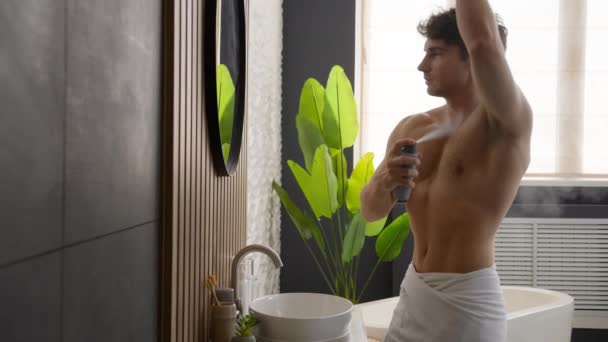白人筋肉 裸男性 衛生手順 家庭の浴室で鏡を見ている脇のスプレーを適用する 消臭剤新鮮な香り抗香剤 化粧品の汗予防ボディ スキンケア — ストック動画