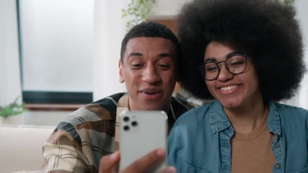 Fericit Afro American Zâmbind Cuplu Bărbat Femeie Domiciliu Fără Griji — Videoclip de stoc