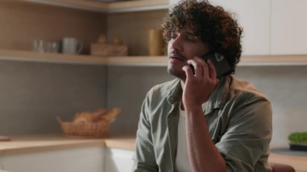 Mutfağında Konuşan Hintli Bir Adam Telefonda Konuşuyor Arap Adam Internetten — Stok video