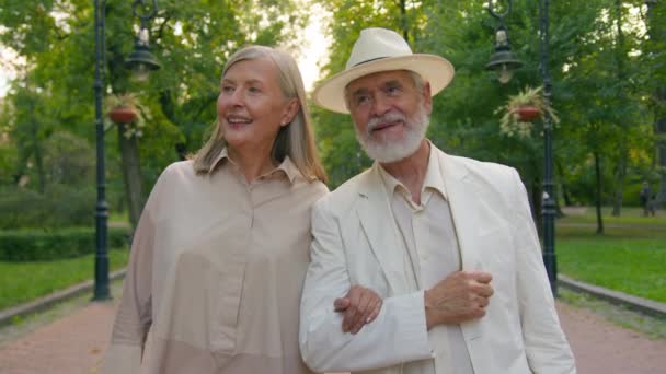 Närbild Glad Åldrad Familj Elegant Par Kaukasiska Pensionerad Senior Man — Stockvideo