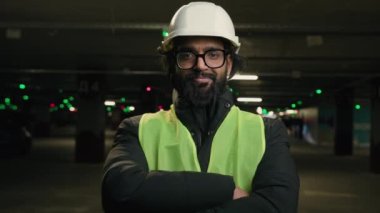Müslüman adamın portresi Arap işçi inşaat mühendisi, makineli tüfek mühendisi kameraya bakıyor, başlık imalatçısı, tamirci, silah inşaat endüstrisinin karşısına geçti.