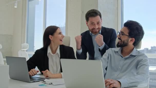 Equipo Negocios Creativo Diversos Compañeros Trabajo Celebran Victoria Oficina Felices — Vídeos de Stock