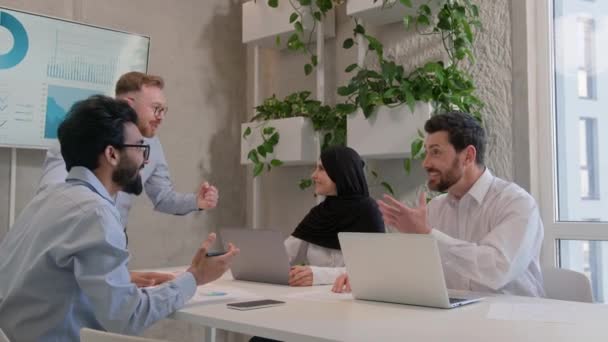 비즈니스 파트너 승리를 성공적인 팀워크 사업가 이사회에서 사업가 사무실 — 비디오