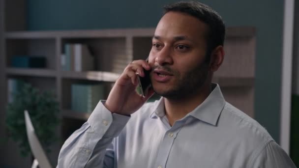 Sorrindo Árabe Indiano Homem Negócios Falando Telefone Celular Distante Negociar — Vídeo de Stock