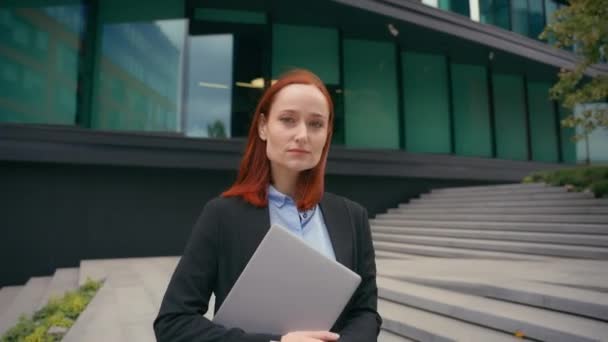 Serious Business Girl Walking City Caucasian Businesswoman Walk Outdoors Employer — Stock Video