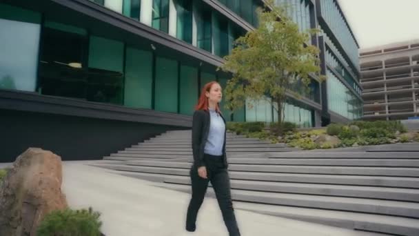 Chica Negocios Caminando Ciudad Caucásico Confianza Seria Empresaria Caminar Aire — Vídeos de Stock