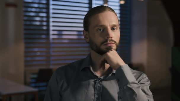 Caucasian Business Man Pensive Thinking Evening Office Work Looking Camera — Stock Video