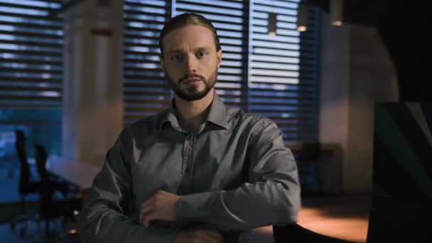 Homme Affaires Caucasien Bureau Soir Travail Sérieux Confiant Homme Affaires — Video