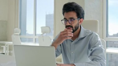 Arap Hindistanlı adam yorgun, yorgun, bilgisayar başında çalışan, hasta iş adamı, kaşıntılı gözleri ovuşturan, ofiste fazla çalışan erkek işveren, gözlük çıkartan, baş ağrısı çeken, kötü bir vizyon hisseden, yorgun.