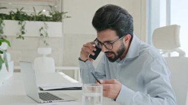 Birden fazla işi olan Arap iş adamı yöneticisi danışman Hintli müslüman konuşma cep telefonu kontrol bilgileri bilgisayar işi danışmanlık müşteri akıllı telefon iş danışmanlığı ofisinde