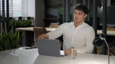 Yorgun işadamı dizüstü bilgisayarı kapat Kafkasyalı iş adamı bilgisayar işini bitir ofiste dinlenme işini tamamla erkek germe kasları ellerini kafanın arkasına koy günün sonunda