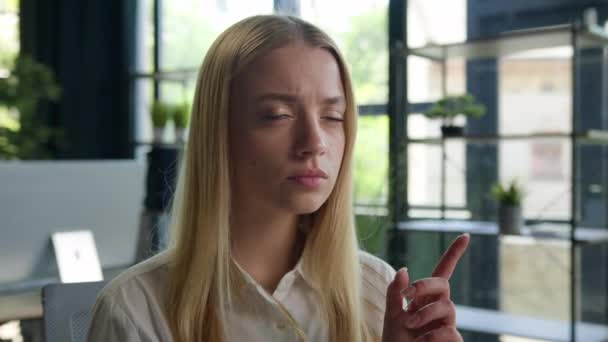 Branco Jovem 20S Menina Inteligente Senhora Estudante Mulher Segurar Mão — Vídeo de Stock