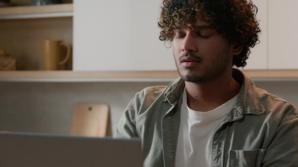 Close Indiano Pensivo Homem Pensando Solução Problema Computador Digitando Laptop — Vídeo de Stock
