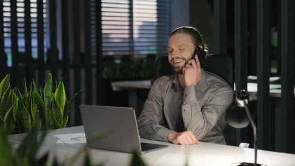 Kaukaski Biznesmen Miejscu Pracy Biurowej Laptopem Pracującym Uśmiechniętym Rozmawiającym Klientem — Wideo stockowe