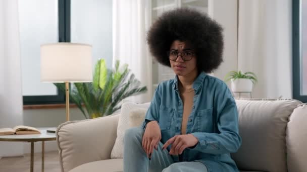 Ernsthafte Selbstbewusste Ethnische Mädchen Afroamerikanerin Hause Sitzt Auf Dem Sofa — Stockvideo
