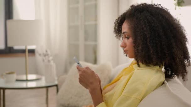Afroamerykanka Młoda Kobieta Etniczne Ładna Dziewczyna Media Przewijanie Telefon Nowoczesny — Wideo stockowe