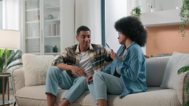 Afrikansk Amerikansk Kvinde Pige Kæreste Kone Viser Mand Fyr Kæreste – Stock-video