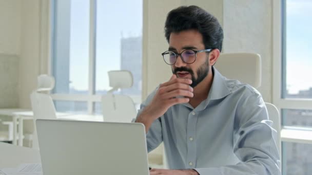 アラビアのインド人男性疲れた疲れた労働者マネージャー ラップトップのコンピュータ病気のビジネスマンはオフィスで乾燥したかゆみのある目をこすり 男性のビジネス雇用主はメガネを取り除き 頭痛の悪いビジョンを感じます — ストック動画