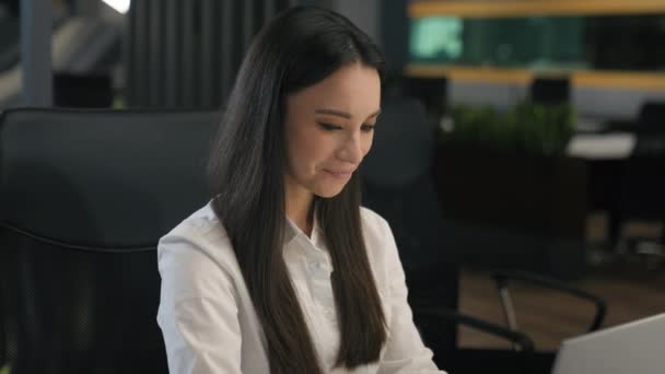 コーカサス ビジネスウーマン 幸せな笑顔満足するオフィスの女性の労働者ビジネス 女性の女性の雇用者の笑顔 オンライン良い結果のコンピュータは仕事のインターネットのラップトップの成功を達成します — ストック動画