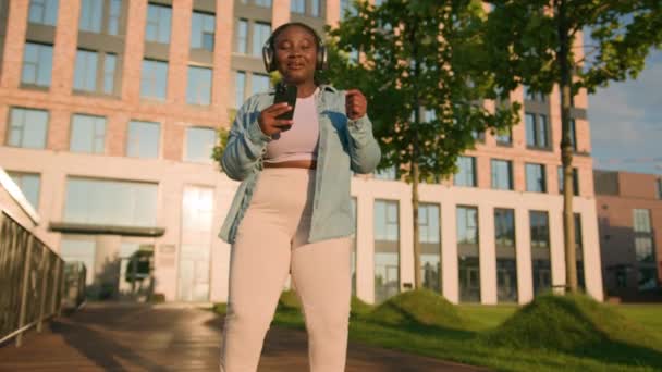 아프리카계 미국인 긍정적인 플러스 스마트 프로그램 헤드폰에 소녀에서 이어폰에 음악을 — 비디오