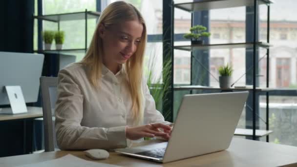 Radosny Biały Biznes Kobieta Dziewczyna Pracownik Wpisując Czacie Laptopa Kolegami — Wideo stockowe