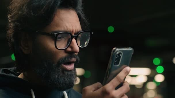 Stressad Chockad Besviken Arabisk Man Glasögon Läsa Dåliga Nyheter Smartphone — Stockvideo