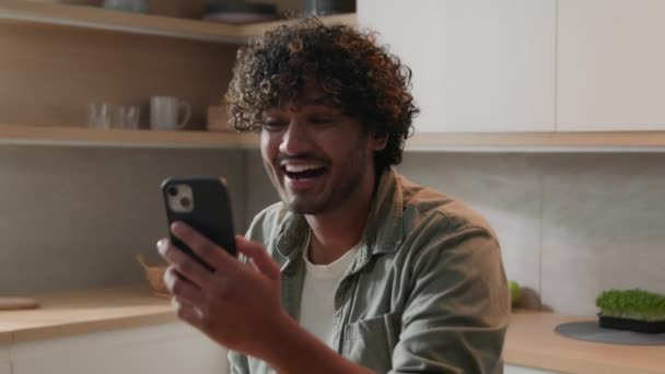 Счастливый Улыбающийся Индийский Мужчина Разговаривает Мобильный Телефон Виртуальная Встреча Онлайн — стоковое видео