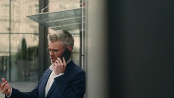 Angry 50S Caucasico Preoccupato Uomo Sostengono Parlando Smartphone Pazzo Città — Video Stock