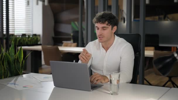 사업가 노트북 컴퓨터와 비즈니스 비디오 말하는 아이디어 즐거운 고용주 사무실에서 — 비디오