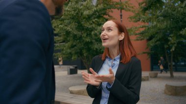 İş ortakları dışında şehir ofisinde mesai molası vermek. Gülmekten mutlu olan iş arkadaşları. Komik tartışmalar, komik gülüşmeler.