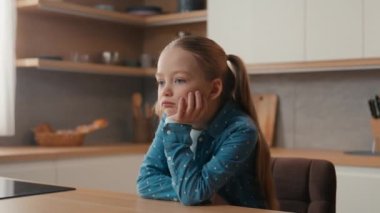 Kamera üzüntüsü endişeli Kafkasyalı üzgün üzgün sıkılmış çocuk yetim kız yetim mutsuz çocuk evde tek başına depresyonda kız kardeş üzüntüsü aile kavgası
