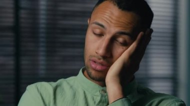 Kapalı mekanda endişeli endişeli endişeli endişeli adam afro-amerikan erkek işadamı depresyon işi ya da sağlık sorunları kriz kaybı yaşayan kötü haberleri üzdü.