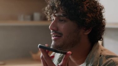 Yakın arkadaş canlısı konuşan Hintli adam... akıllı telefon hoparlörüyle konuş... sesli mesaj kaydet... dost cep telefonu hoparlörüyle konuş. Arap bir işadamı mutfakta sesli mesaj bırakıyor.