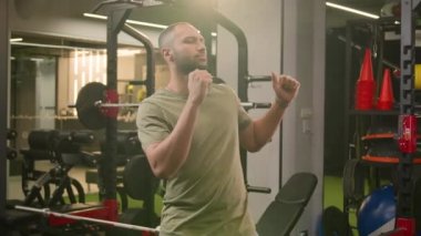 Komik mutlu kaygısız aptal Amerikalı Latin erkek atlet formda sporcu fitness antrenörü erkek beden geliştirme sporcusu dans ederken eğleniyor müzik dansını aktif dinlerken