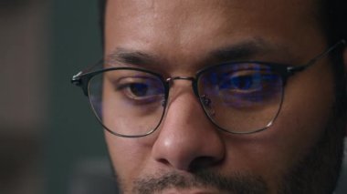 Bilgisayarın önündeki gözlüklü adam veri finansmanı bitcoin kripto para birimi iş kodu siber güvenlik programı işadamı gözlük programcısı bilgisayar ekranının yansıması
