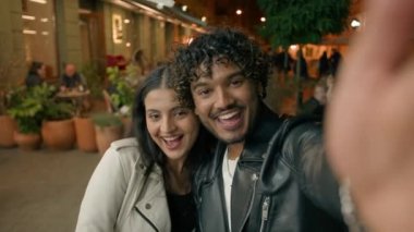 Akşam vakti mutlu Hintli Arap bir çift aşık bir kadına aşık olur. İnsanlar selfie çekerler. Fotoğraf çekerler, web kamerası görüntüsü çekerler.