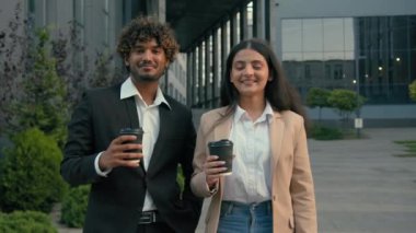 Hint Arap iş ortakları iş arkadaşları, iş arkadaşları, iş adamları, iş kadınları, iş kadınları, yöneticiler, kahve fincanları, şehrin merkezinde gülümseyen kameralara bakarak poz vermek.