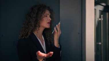 Kızgın, hoşnutsuz, stresli kadın, beyaz, iş kadını, kızgın, kızgın, sinirli girişimci, ofisin dışında konuşan cep telefonuyla konuşuyor, iş çatışması, şehirde akıllı telefon sohbeti diye bağırıyor.