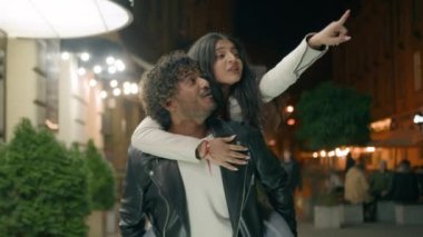 Hintli Arap çiftler, sırtüstü uzanan kızı seven erkekleri severler. Erkek arkadaş, gece şehirde yürüyen erkek arkadaş, güzel şehir mimarisine bakıyor. Heyecanlı turist seyahatlerine işaret ediyor.