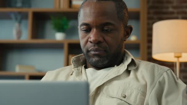 Close Geconcentreerd Afrikaans Amerikaanse Man Zakenman Freelancer Typen Laptop Thuis — Stockvideo
