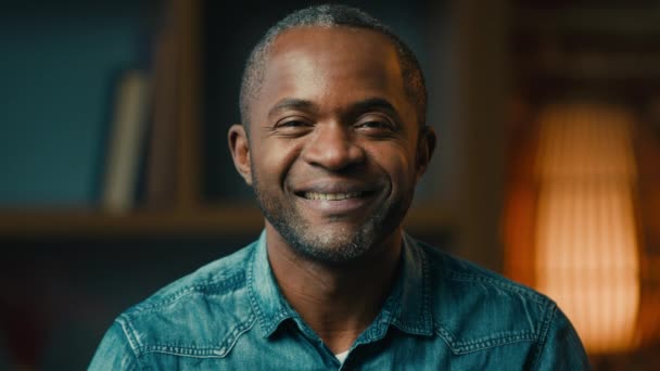 Fejlövés Közelkép Mosolygós Magabiztos Afro Amerikai Férfi Néz Kamera Otthon — Stock videók