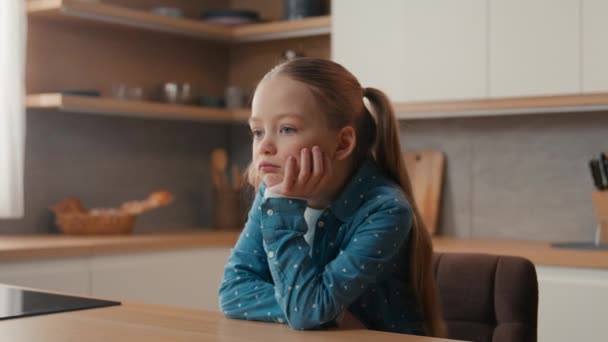 Kamera Üzüntüsü Endişeli Kafkasyalı Üzgün Üzgün Sıkılmış Çocuk Yetim Kız — Stok video
