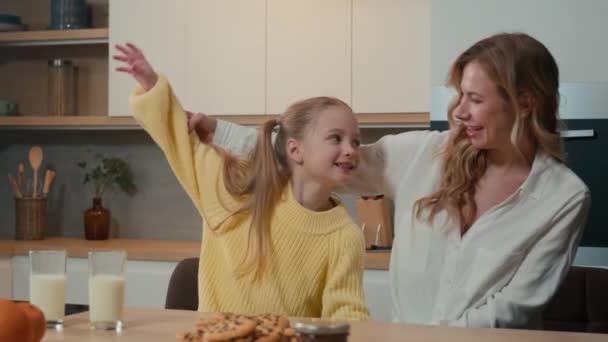 Mãe Filhinha Abraçam Mesa Cozinha Café Manhã Rindo Sorrindo Falando — Vídeo de Stock
