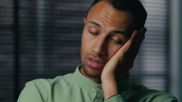 Kapalı Mekanda Endişeli Endişeli Endişeli Endişeli Adam Afro Amerikan Erkek — Stok video