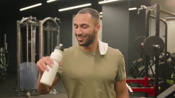 Amerikanische Latino Mann Athlet Lächelnd Werfen Handtuch Auf Schulter Fit — Stockvideo