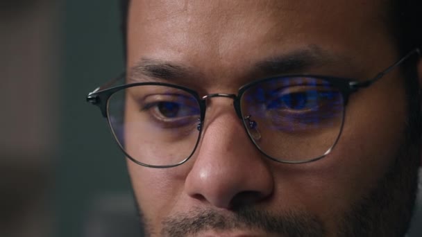 Homem Óculos Frente Laptop Codificação Dados Financiamento Bitcoin Criptomoeda Serviço — Vídeo de Stock